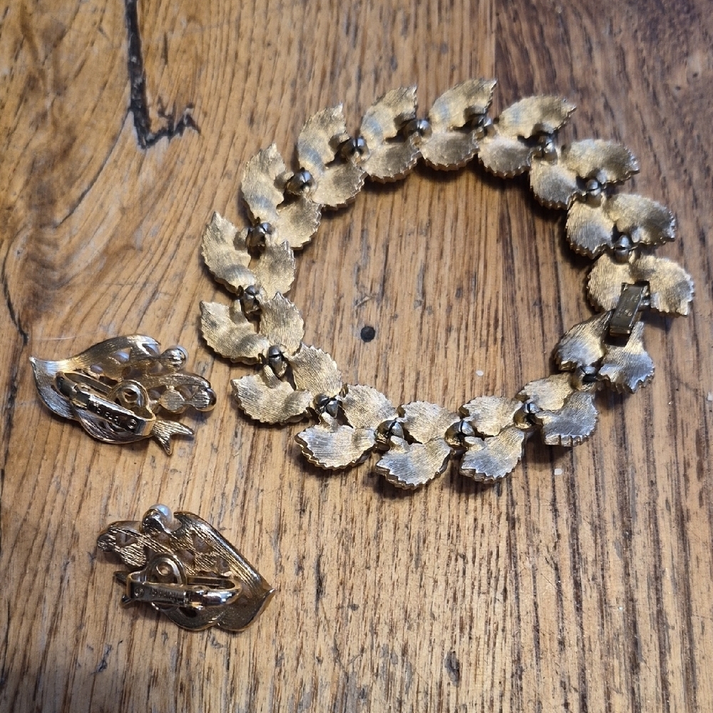 Trifari Gold and Pearl Leaf Jewelry Set - Picture 3 of 7